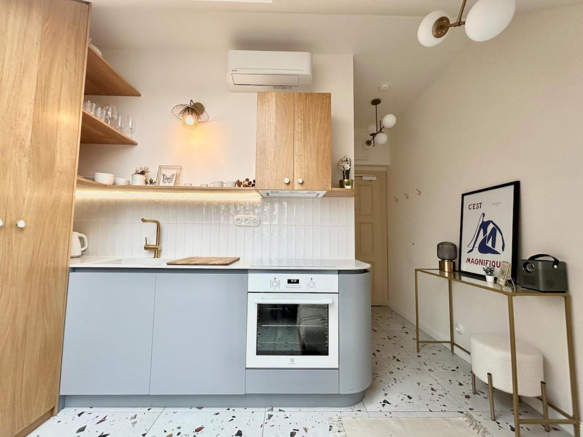 Apartment New! Mini-designer Rooftop Ac & Garden, Castle! Prag